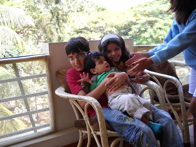 DSCN0020.JPG - Same cousins again - this time in Bangalore