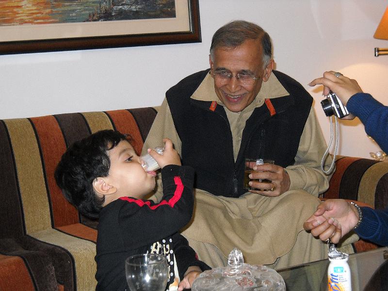DSCN0131.JPG - Thats Ila taking a picture while her Dad watches Rohan drinking