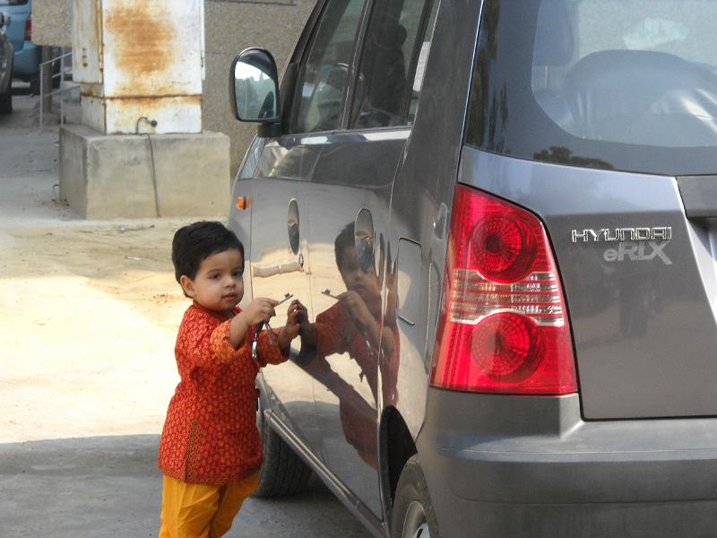 DSCN0155.JPG - Diaperwalla punditji is going to try and open the door.