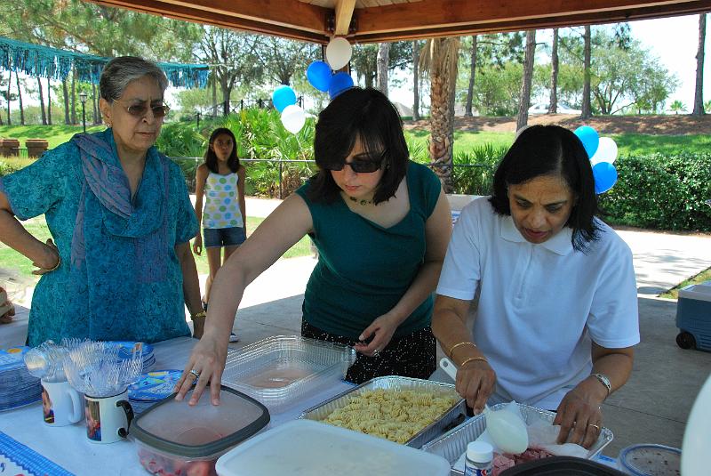 DSC_0695.JPG - Grandmother, Cousin Tara (in the background), Aunt Aditi and GrandAunt Aruna (who came down from Wisconsin just for this occasion)