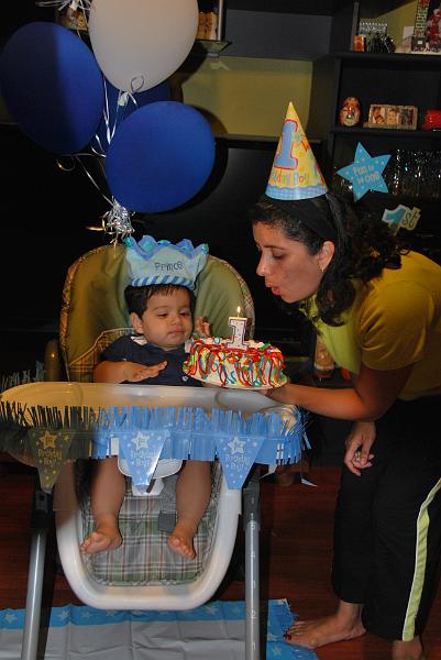 DSC_0801.JPG - Rohan and cake