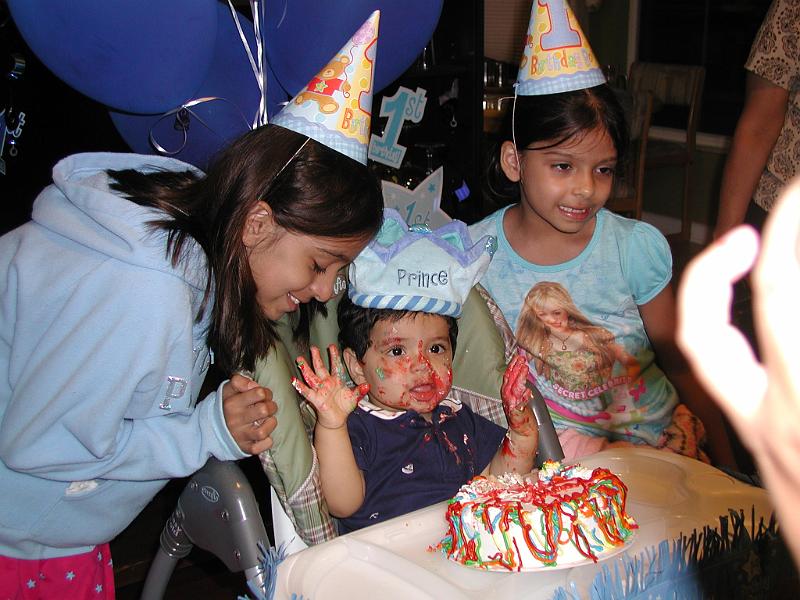 P5250033.JPG - Messy kid with clean cousins