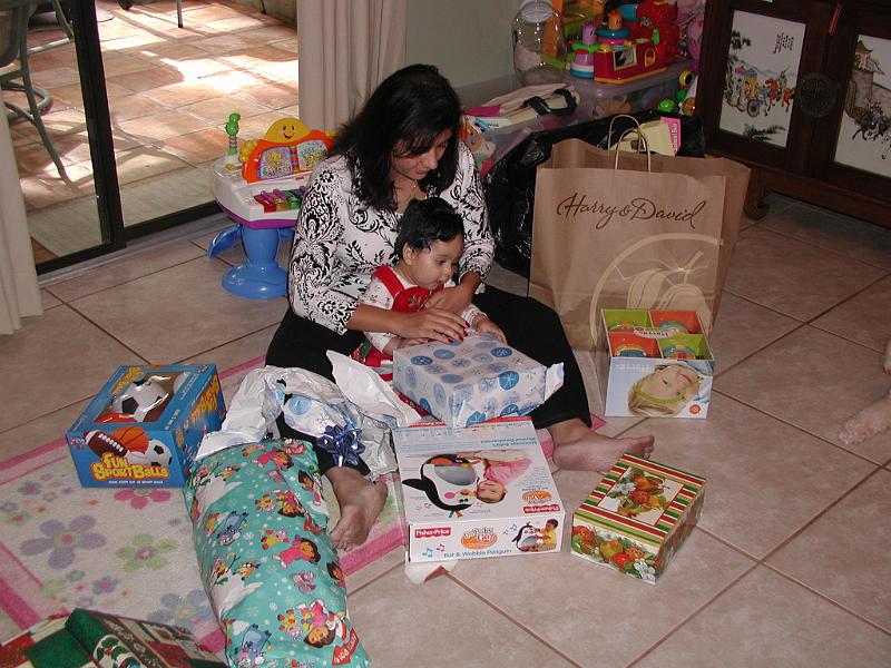 PC250084.JPG - ooooooH more wrapping. This must be heaven.