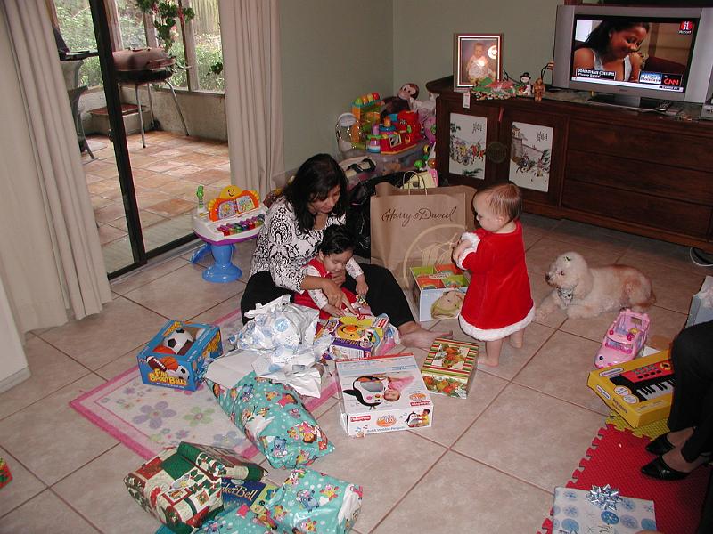 PC250089.JPG - Devika, Hannah and Ruffy tring to  get Rohan interested in the gifts not the wrapping