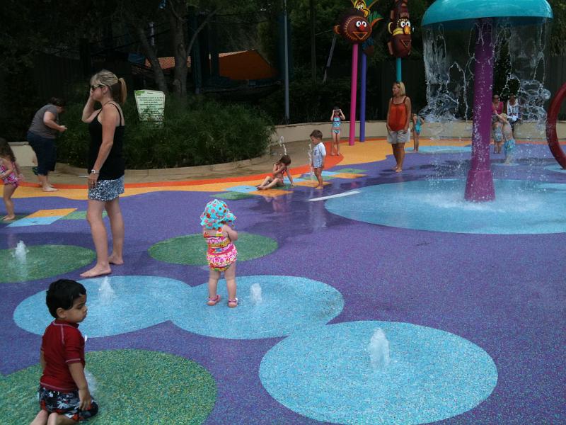 IMG_0320.JPG - That fountain looks better