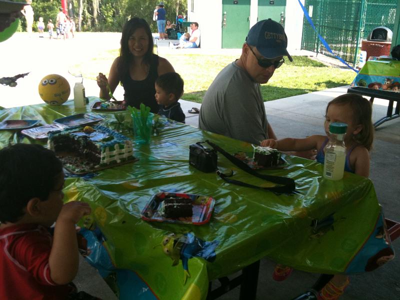 IMG_0335.JPG - Here you see Wanda and Christian, James and Hannah and Rohan