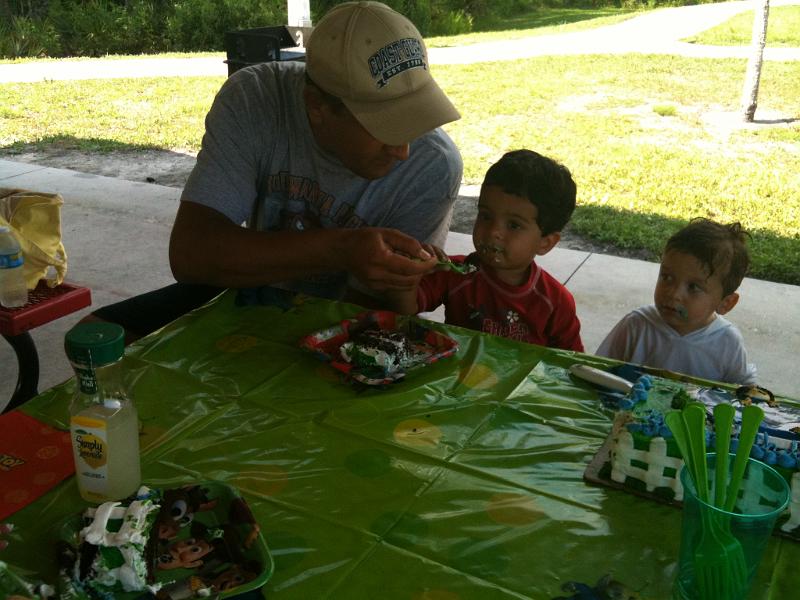 IMG_0338.JPG - Mike feeding Rohan. Now you know how the kids got cake on their face
