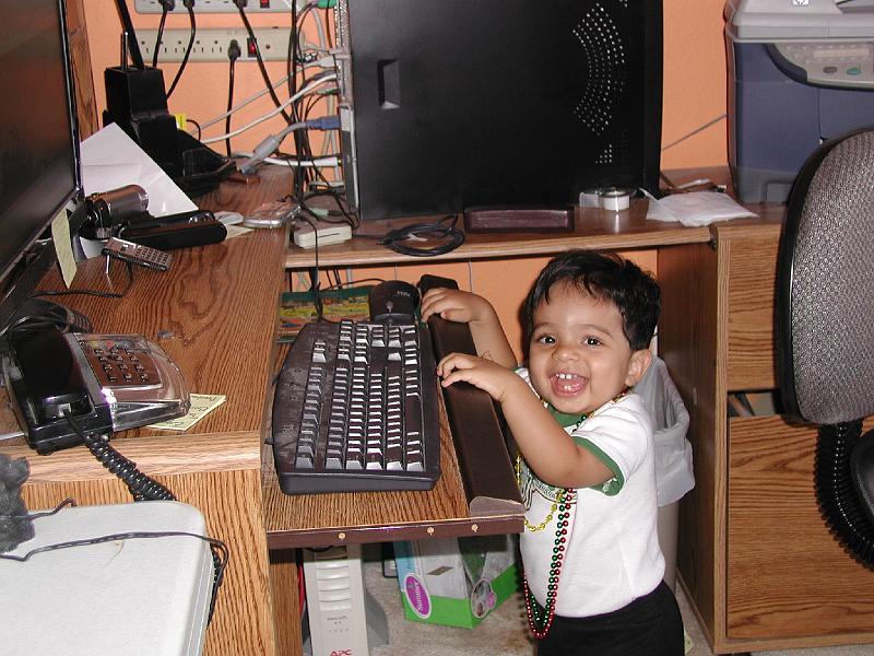 P8290164.JPG - Always happy to play with computers