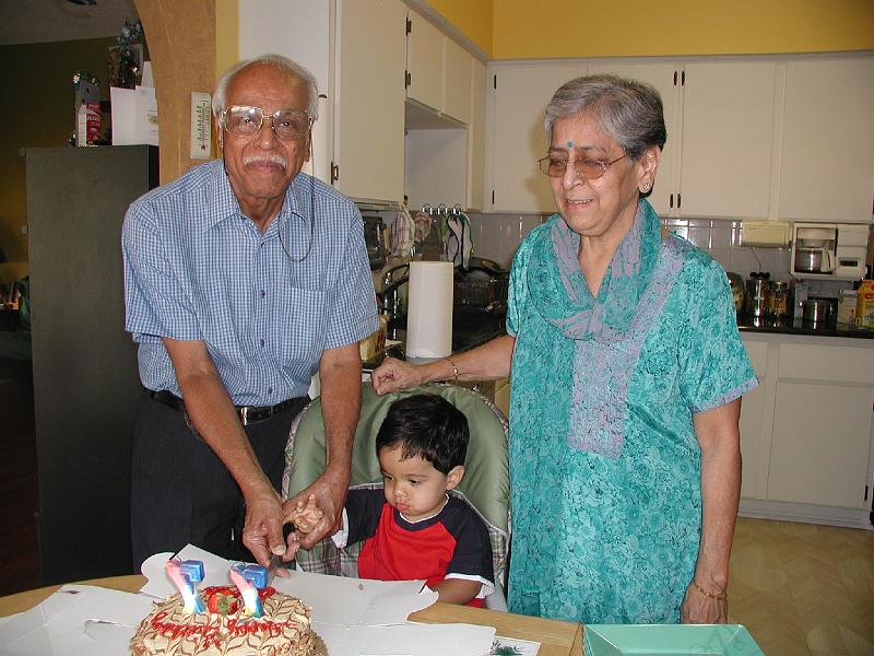 P9020215.JPG - Cutting the cake