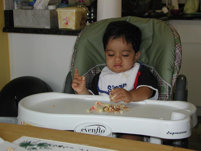 P9020216.JPG - Messing with the cake