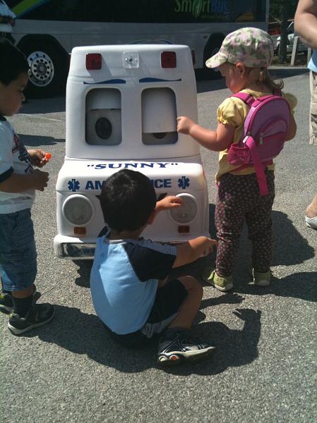 IMG_0063.JPG - At the event we met up with a few friends of ours. Here you see Rohan and Hannah with a toy ambulance